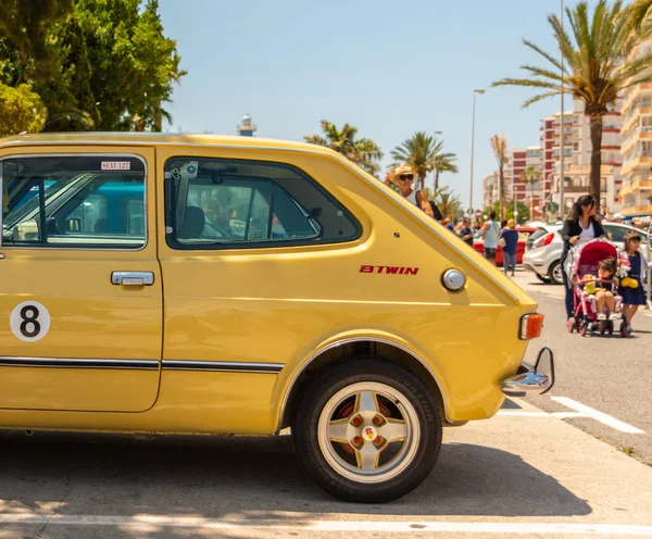 스페인 2018 스페인의 마을을 관광객을 골동품 자동차 — 스톡 사진