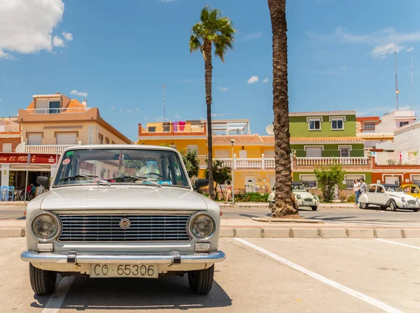 Torre Del Mar, İspanya - 3 Haziran 2018 eski antika arabalar bir sahil kasabası İspanya ziyaret turistler için verilen
