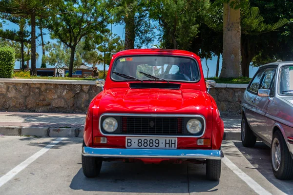 Torre Del Mar, İspanya - 3 Haziran 2018 eski antika arabalar bir sahil kasabası İspanya ziyaret turistler için verilen