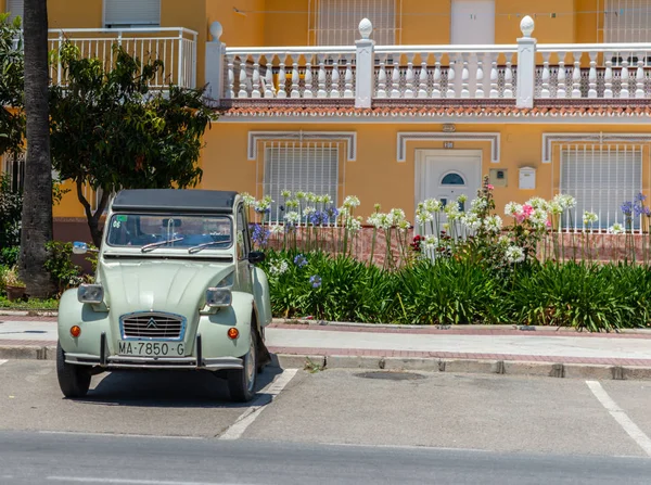 Torre Del Mar, İspanya - 3 Haziran 2018 eski antika arabalar bir sahil kasabası İspanya ziyaret turistler için verilen