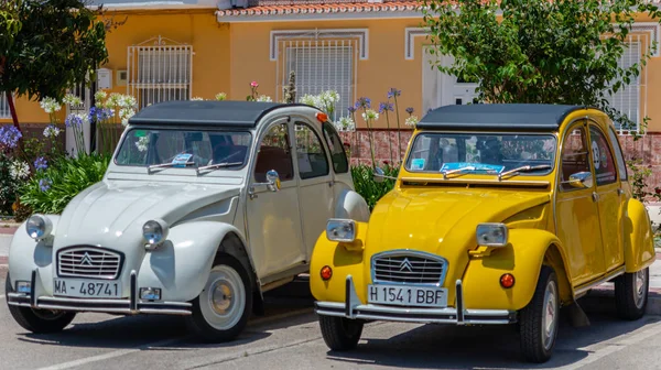Torre Del Mar, İspanya - 3 Haziran 2018 eski antika arabalar bir sahil kasabası İspanya ziyaret turistler için verilen
