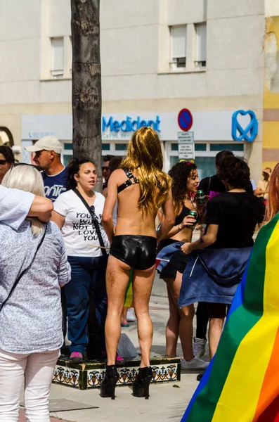 Torremolinos, İspanya - 2 Haziran 2018 Lgbt Mart eşitlik ve hoşgörü Andalucia bir kıyı kasabasında tanıtımı
