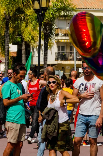 Torremolinos, İspanya - 2 Haziran 2018 Lgbt Mart eşitlik ve hoşgörü Andalucia bir kıyı kasabasında tanıtımı