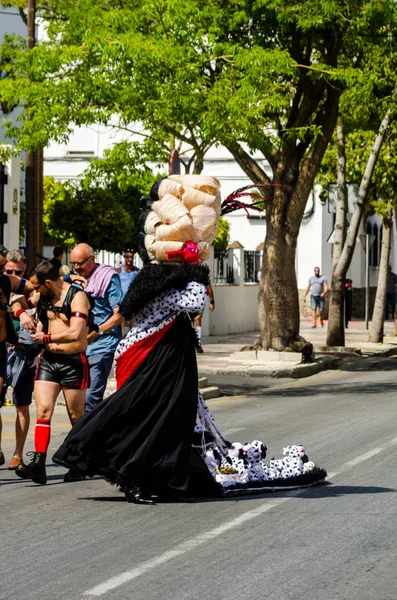 Torremolinos, İspanya - 2 Haziran 2018 Lgbt Mart eşitlik ve hoşgörü Andalucia bir kıyı kasabasında tanıtımı