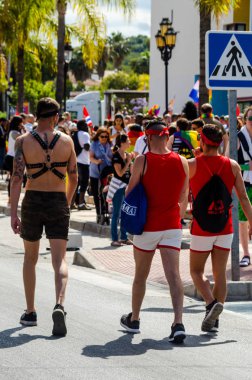 Torremolinos, İspanya - 2 Haziran 2018 Lgbt Mart eşitlik ve hoşgörü Andalucia bir kıyı kasabasında tanıtımı