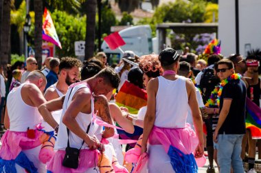 Torremolinos, İspanya - 2 Haziran 2018 Lgbt Mart eşitlik ve hoşgörü Andalucia bir kıyı kasabasında tanıtımı