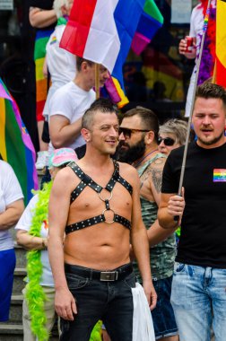 Torremolinos, İspanya - 2 Haziran 2018 Lgbt Mart eşitlik ve hoşgörü Andalucia bir kıyı kasabasında tanıtımı