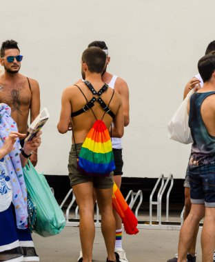 Torremolinos, İspanya - 2 Haziran 2018 Lgbt Mart eşitlik ve hoşgörü Andalucia bir kıyı kasabasında tanıtımı