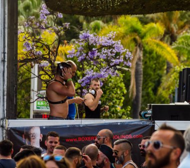 Torremolinos, İspanya - 2 Haziran 2018 Lgbt Mart eşitlik ve hoşgörü Andalucia bir kıyı kasabasında tanıtımı
