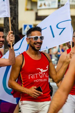 Torremolinos, İspanya - 2 Haziran 2018 Lgbt Mart eşitlik ve hoşgörü Andalucia bir kıyı kasabasında tanıtımı