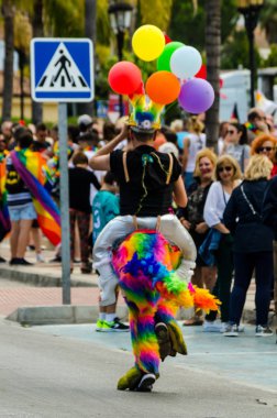 Torremolinos, İspanya - 2 Haziran 2018 Lgbt Mart eşitlik ve hoşgörü Andalucia bir kıyı kasabasında tanıtımı