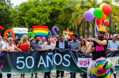 Torremolinos, İspanya - 2 Haziran 2018 Lgbt Mart eşitlik ve hoşgörü Andalucia bir kıyı kasabasında tanıtımı