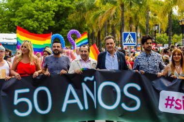Torremolinos, İspanya - 2 Haziran 2018 Lgbt Mart eşitlik ve hoşgörü Andalucia bir kıyı kasabasında tanıtımı