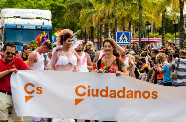 Torremolinos, İspanya - 2 Haziran 2018 Lgbt Mart eşitlik ve hoşgörü Andalucia bir kıyı kasabasında tanıtımı