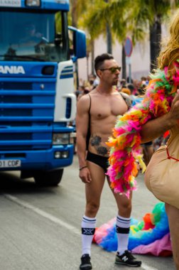 Torremolinos, İspanya - 2 Haziran 2018 Lgbt Mart eşitlik ve hoşgörü Andalucia bir kıyı kasabasında tanıtımı