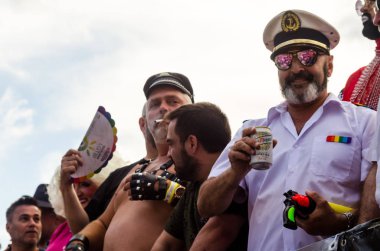 Torremolinos, İspanya - 2 Haziran 2018 Lgbt Mart eşitlik ve hoşgörü Andalucia bir kıyı kasabasında tanıtımı