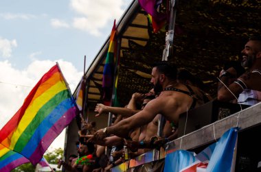 Torremolinos, İspanya - 2 Haziran 2018 Lgbt Mart eşitlik ve hoşgörü Andalucia bir kıyı kasabasında tanıtımı