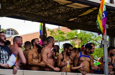 Torremolinos, İspanya - 2 Haziran 2018 Lgbt Mart eşitlik ve hoşgörü Andalucia bir kıyı kasabasında tanıtımı