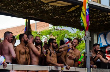 Torremolinos, İspanya - 2 Haziran 2018 Lgbt Mart eşitlik ve hoşgörü Andalucia bir kıyı kasabasında tanıtımı