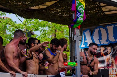 Torremolinos, İspanya - 2 Haziran 2018 Lgbt Mart eşitlik ve hoşgörü Andalucia bir kıyı kasabasında tanıtımı
