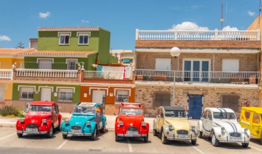 Torre Del Mar, İspanya - 3 Haziran 2018 eski antika arabalar bir sahil kasabası İspanya ziyaret turistler için verilen