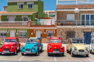 Torre Del Mar, İspanya - 3 Haziran 2018 eski antika arabalar bir sahil kasabası İspanya ziyaret turistler için verilen