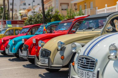 Torre Del Mar, İspanya - 3 Haziran 2018 eski antika arabalar bir sahil kasabası İspanya ziyaret turistler için verilen