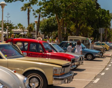 Torre Del Mar, İspanya - 3 Haziran 2018 eski antika arabalar bir sahil kasabası İspanya ziyaret turistler için verilen