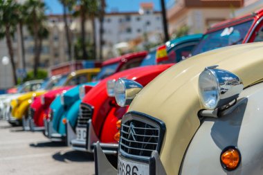 Torre Del Mar, İspanya - 3 Haziran 2018 eski antika arabalar bir sahil kasabası İspanya ziyaret turistler için verilen