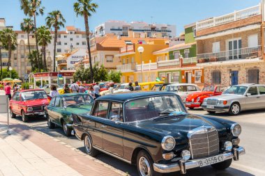 Torre Del Mar, İspanya - 3 Haziran 2018 eski antika arabalar bir sahil kasabası İspanya ziyaret turistler için verilen