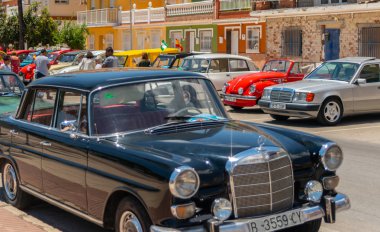 Torre Del Mar, İspanya - 3 Haziran 2018 eski antika arabalar bir sahil kasabası İspanya ziyaret turistler için verilen