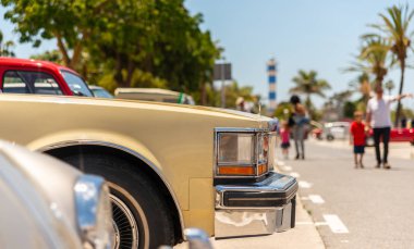 Torre Del Mar, İspanya - 3 Haziran 2018 eski antika arabalar bir sahil kasabası İspanya ziyaret turistler için verilen