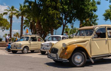 Torre Del Mar, İspanya - 3 Haziran 2018 eski antika arabalar bir sahil kasabası İspanya ziyaret turistler için verilen