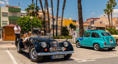 Torre Del Mar, İspanya - 3 Haziran 2018 eski antika arabalar bir sahil kasabası İspanya ziyaret turistler için verilen