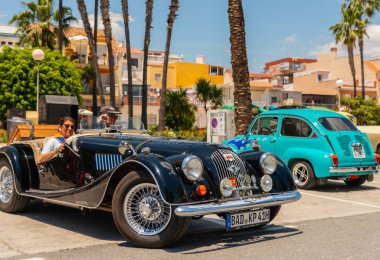 Torre Del Mar, İspanya - 3 Haziran 2018 eski antika arabalar bir sahil kasabası İspanya ziyaret turistler için verilen