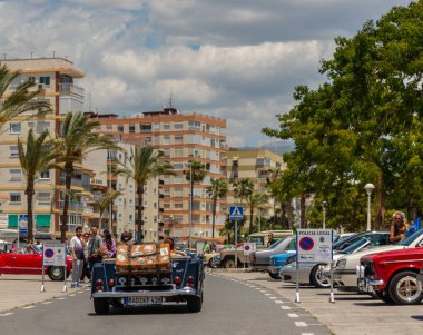 Torre Del Mar, İspanya - 3 Haziran 2018 eski antika arabalar bir sahil kasabası İspanya ziyaret turistler için verilen