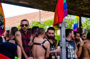 Torremolinos, İspanya - 2 Haziran 2018 Lgbt Mart eşitlik ve hoşgörü Andalucia bir kıyı kasabasında tanıtımı