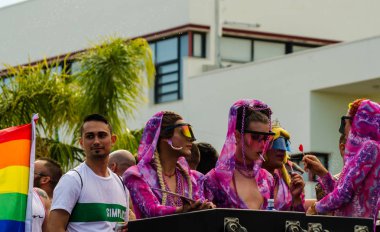 Torremolinos, İspanya - 2 Haziran 2018 Lgbt Mart eşitlik ve hoşgörü Andalucia bir kıyı kasabasında tanıtımı