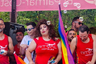 Torremolinos, İspanya - 2 Haziran 2018 Lgbt Mart eşitlik ve hoşgörü Andalucia bir kıyı kasabasında tanıtımı