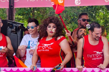 Torremolinos, İspanya - 2 Haziran 2018 Lgbt Mart eşitlik ve hoşgörü Andalucia bir kıyı kasabasında tanıtımı