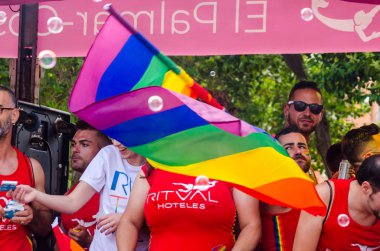 Torremolinos, İspanya - 2 Haziran 2018 Lgbt Mart eşitlik ve hoşgörü Andalucia bir kıyı kasabasında tanıtımı