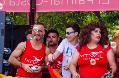 Torremolinos, İspanya - 2 Haziran 2018 Lgbt Mart eşitlik ve hoşgörü Andalucia bir kıyı kasabasında tanıtımı