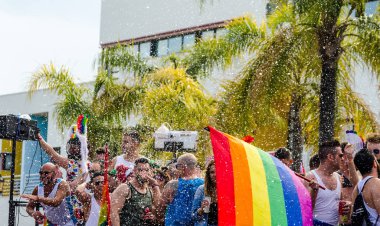 Torremolinos, İspanya - 2 Haziran 2018 Lgbt Mart eşitlik ve hoşgörü Andalucia bir kıyı kasabasında tanıtımı