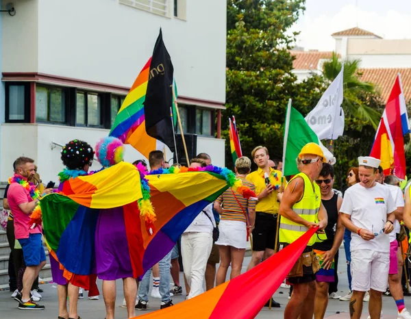 Torremolinos, İspanya - 2 Haziran 2018 Lgbt Mart eşitlik ve hoşgörü Andalucia bir kıyı kasabasında tanıtımı