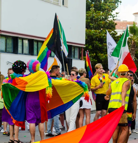 Torremolinos, İspanya - 2 Haziran 2018 Lgbt Mart eşitlik ve hoşgörü Andalucia bir kıyı kasabasında tanıtımı