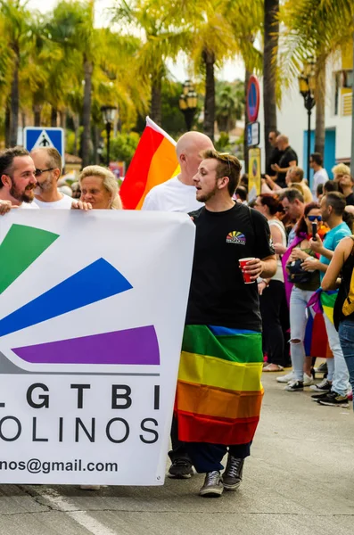 Torremolinos, İspanya - 2 Haziran 2018 Lgbt Mart eşitlik ve hoşgörü Andalucia bir kıyı kasabasında tanıtımı