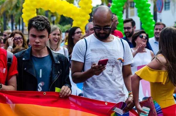 Torremolinos, İspanya - 2 Haziran 2018 Lgbt Mart eşitlik ve hoşgörü Andalucia bir kıyı kasabasında tanıtımı
