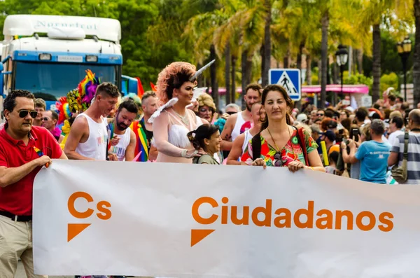 Torremolinos, İspanya - 2 Haziran 2018 Lgbt Mart eşitlik ve hoşgörü Andalucia bir kıyı kasabasında tanıtımı