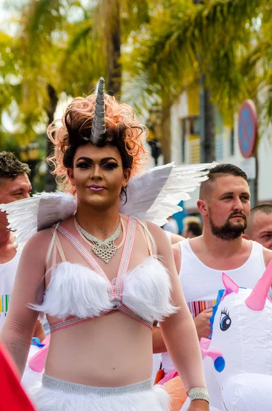 Torremolinos, İspanya - 2 Haziran 2018 Lgbt Mart eşitlik ve hoşgörü Andalucia bir kıyı kasabasında tanıtımı