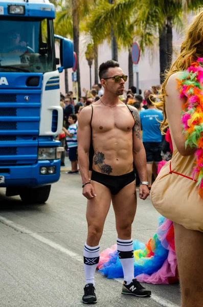 Torremolinos, İspanya - 2 Haziran 2018 Lgbt Mart eşitlik ve hoşgörü Andalucia bir kıyı kasabasında tanıtımı